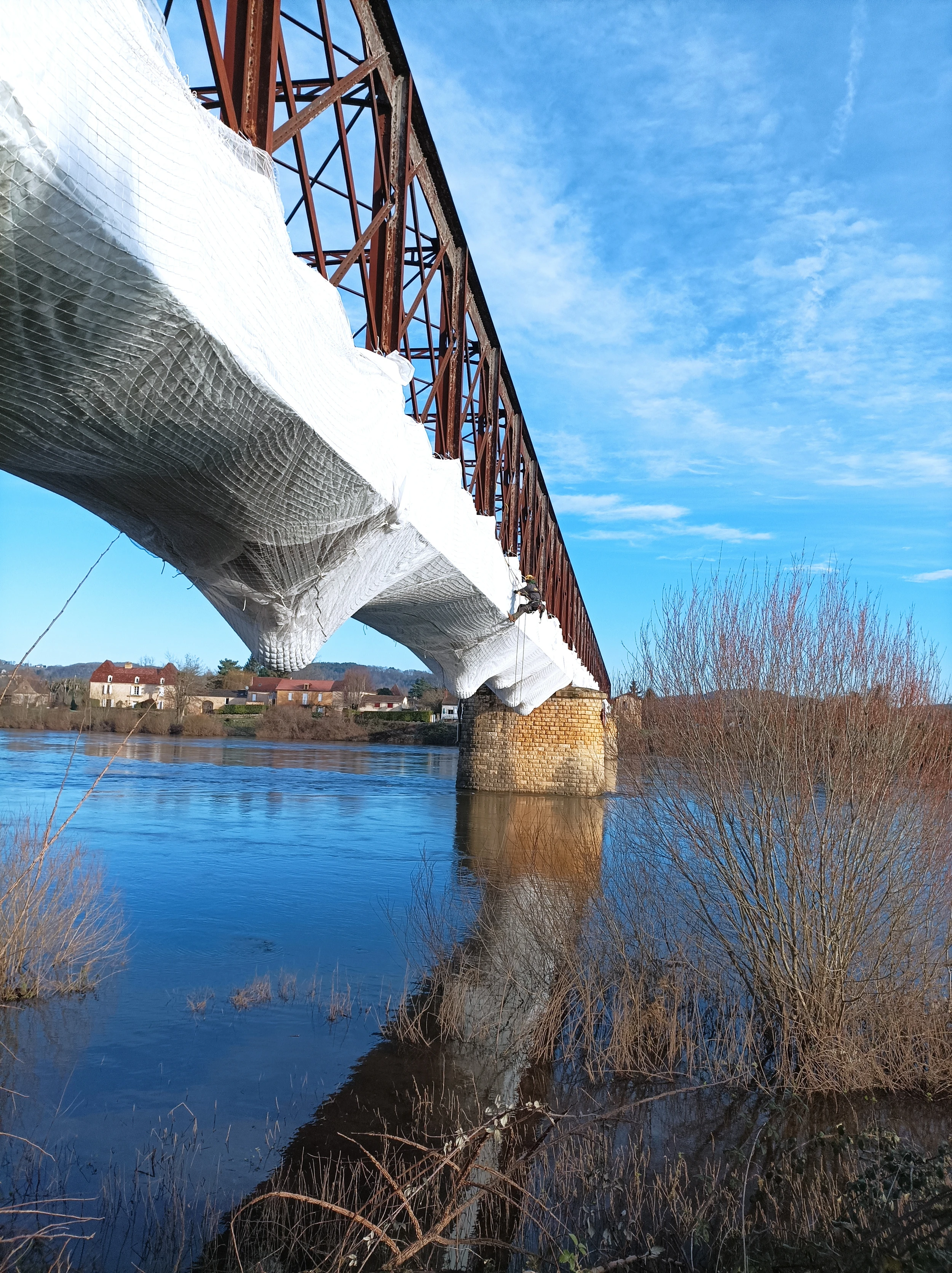 Intervention de cordistes MS Access pour emballé c’est protégé chez LAURIERE à St Cyprien (bâtiment) – 2